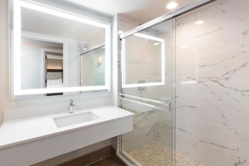 Luxe One Bedroom Queen Suite image 2