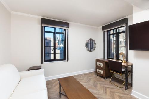 Luxe One Bedroom Queen Suite image 1