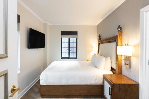 Luxe One Bedroom Queen Suite image 3