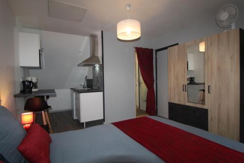 studio ouest cuisine privé proche centre ville - Pension de famille - Loudéac