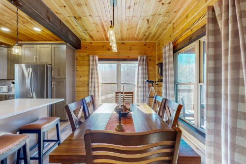 Sunset Mountain Lodge in Black Mountain, USA