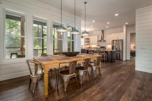 Chestnut Cottage Sutton Knob in Brevard