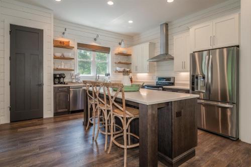 Chestnut Cottage Sutton Knob in Brevard