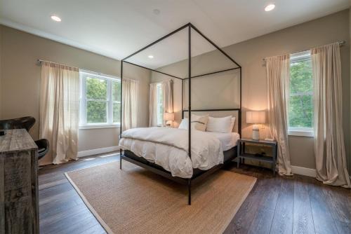 Chestnut Cottage Sutton Knob in Brevard