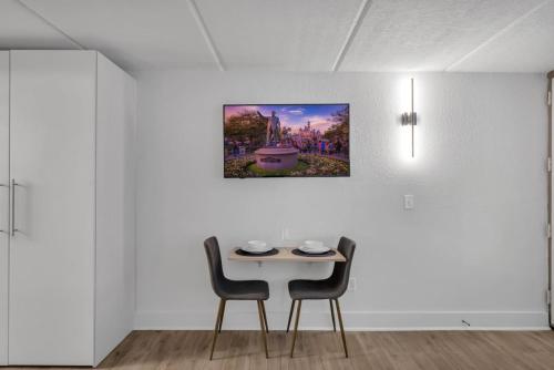 King Suite Retreat w Pool and Free Parking 7 mins to Disney in Kissimmee, USA