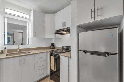 King Suite Retreat w Pool and Free Parking 7 mins to Disney in Kissimmee, USA