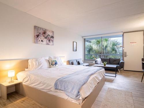 Bright Studio 7 Min to Disney World and Free Parking in Kissimmee, USA
