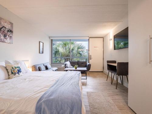 Bright Studio 7 Min to Disney World and Free Parking in Kissimmee, USA