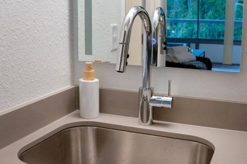 Serene Studio 8 min to Disney World and Free parking in Kissimmee, USA