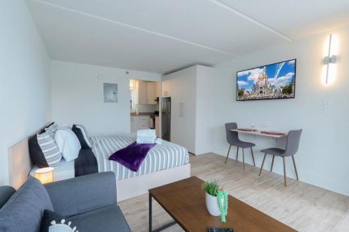 Luxury Studio 8 min to Disney World w Pool and Free Parking in Kissimmee, USA