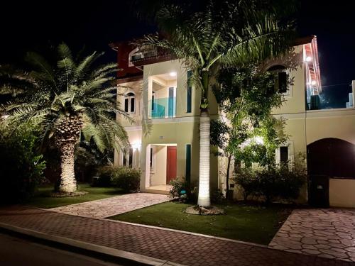 Two attached Villas 14 bedrooms, 12 bathrooms for a total of 28 guests