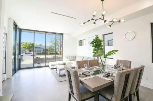 470A Modern Paradise - walk to beach- sleeps 10 in Huntington Beach, USA