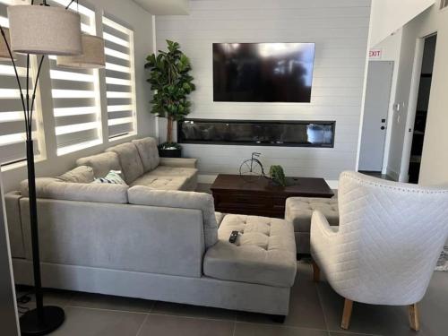 470A Modern Paradise - walk to beach- sleeps 10 in Huntington Beach, USA