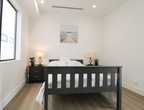 470A Modern Paradise - walk to beach- sleeps 10 in Huntington Beach, USA