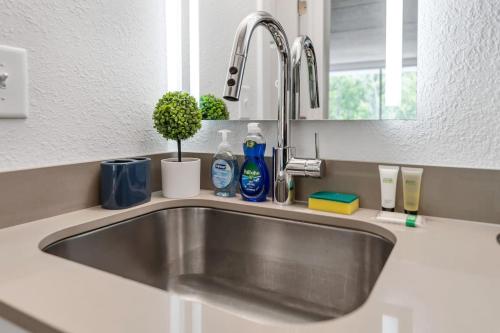 Comfy Suite 7 Min to Disney World and Free Parking in Kissimmee, USA