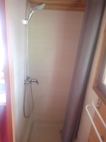 Zuhanyzó, Roul'om in Habere-Poche