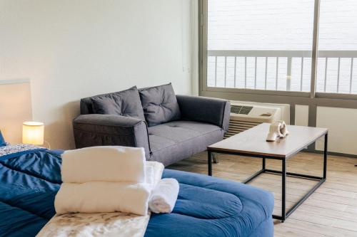 Family Unit 8 mins to Disney w Pool and Parking in Kissimmee, USA