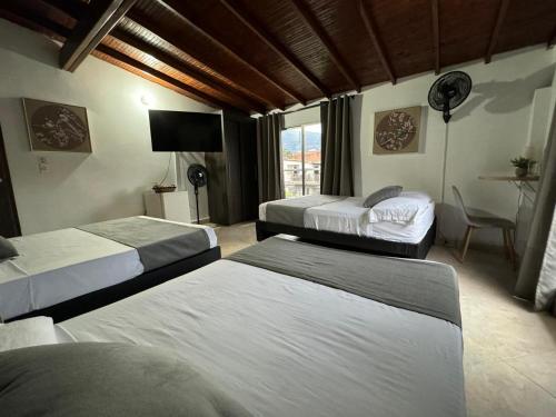 Double Room with Private Bathroom room in Gemas San Joaquin 1