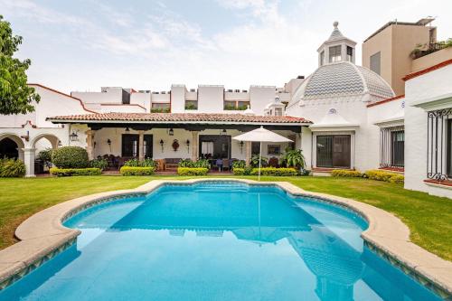Spacious and Amazing Colonial House amazing pool & yard in Cuernavaca, Mexico
