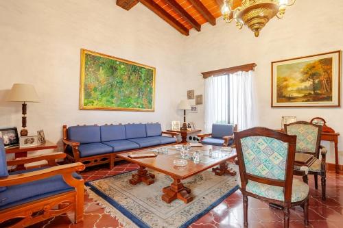 Spacious and Amazing Colonial House amazing pool & yard in Cuernavaca, Mexico