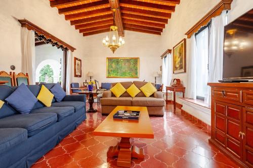 Spacious and Amazing Colonial House amazing pool & yard in Cuernavaca, Mexico