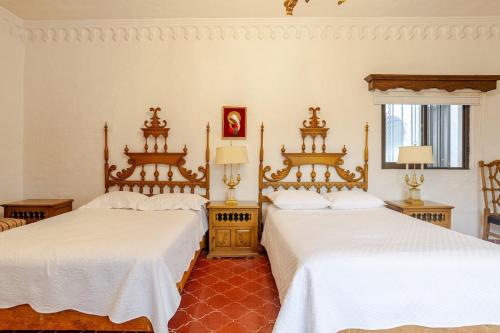 Spacious and Amazing Colonial House amazing pool & yard in Cuernavaca, Mexico