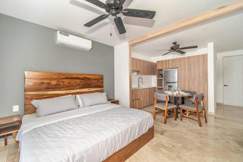 King Studio with Private Balcony Rooftop Pool Gym - image 2