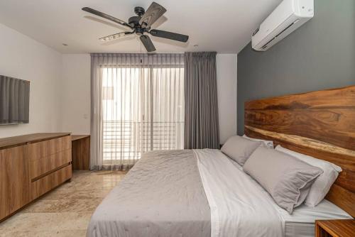 King Studio with Private Balcony Rooftop Pool Gym - image 4