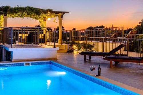 Villa Julia with heated pool and hot tub, ideal for large groups