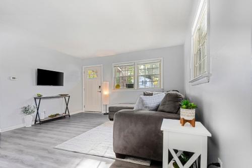 Charming 3-BR Home Near Beach & Downtown in Hampton, USA