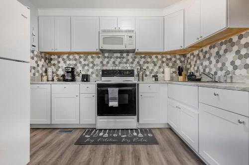 Charming 3-BR Home Near Beach & Downtown in Hampton, USA
