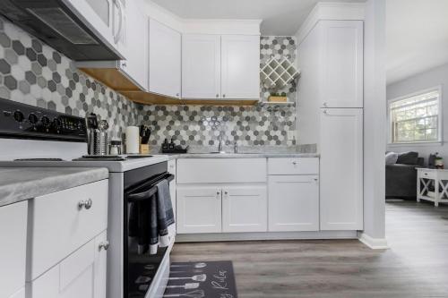 Charming 3-BR Home Near Beach & Downtown in Hampton, USA