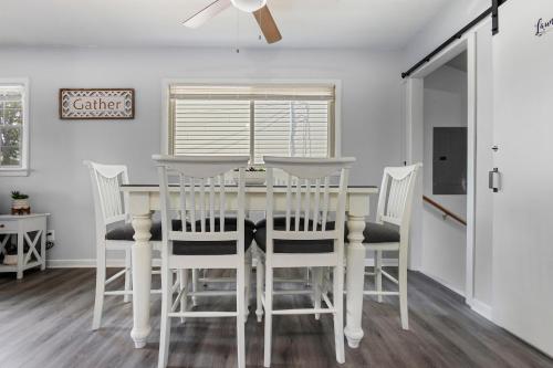 Charming 3-BR Home Near Beach & Downtown in Hampton, USA