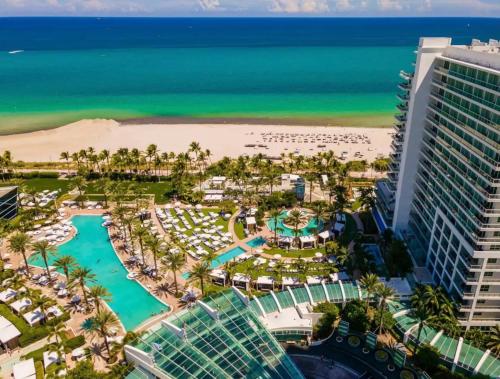 Fontainebleau Jr Suite with Balcony Condo in Miami Beach, USA