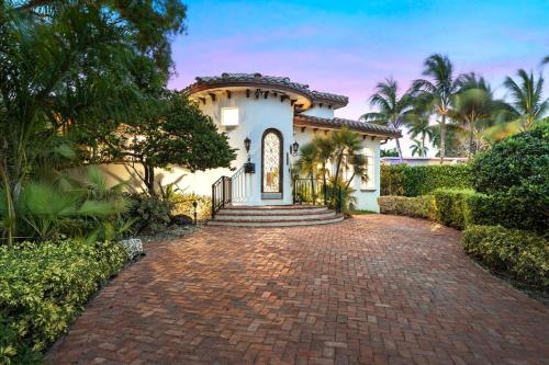 Luxurious 5BR and 3BA Lakefront Villa near Beach