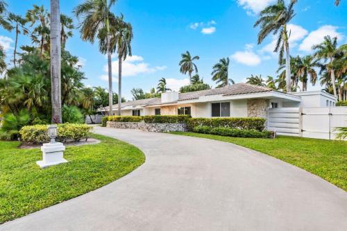 Sensational 5BR and 4BA Villa near Hollywood Beach in Hollywood, USA