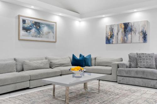 Sensational 5BR and 4BA Villa near Hollywood Beach in Hollywood, USA