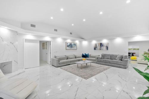 Sensational 5BR and 4BA Villa near Hollywood Beach in Hollywood, USA