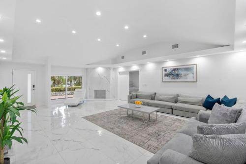 Sensational 5BR and 4BA Villa near Hollywood Beach in Hollywood, USA