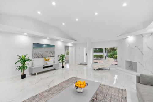Sensational 5BR and 4BA Villa near Hollywood Beach in Hollywood, USA