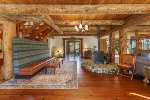 Log Cabin sleeps 20 with hot tub, EV Charger, firepit in Ahwahnee (CA)