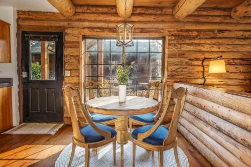 Log Cabin sleeps 20 with hot tub, EV Charger, firepit in Ahwahnee (CA)