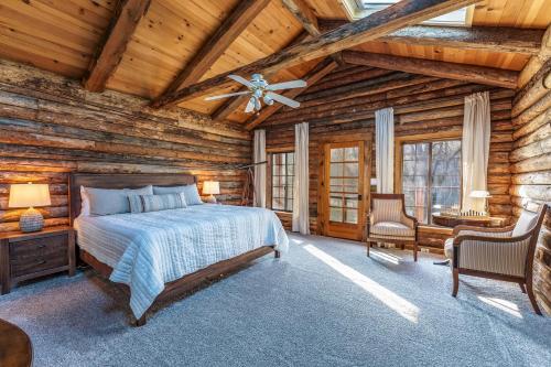 Log Cabin sleeps 20 with hot tub, EV Charger, firepit in Ahwahnee (CA)