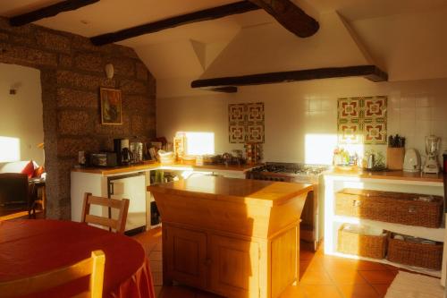 virtuve, Cozy Family Home in Amazing Mountain with piano in Ansiães