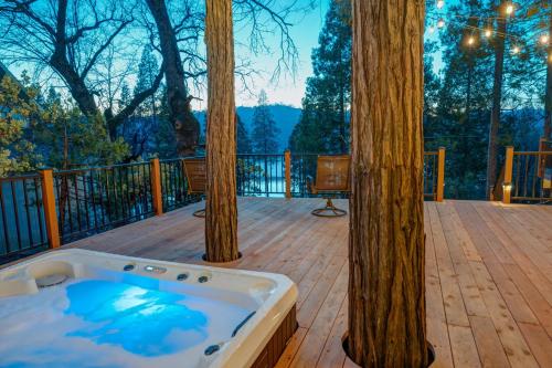 Lakeview Lodge w/Boat slip, hot tub, lake views!