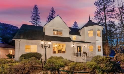 Yosemite Country House sleeps 20 w/ hot tub, firepit, bonus studio in Ahwahnee (CA)
