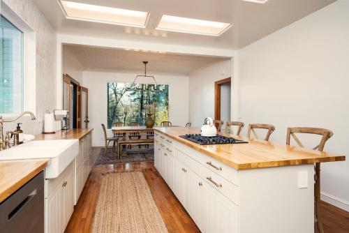 Yosemite Country House sleeps 20 w/ hot tub, firepit, bonus studio in Ahwahnee (CA)