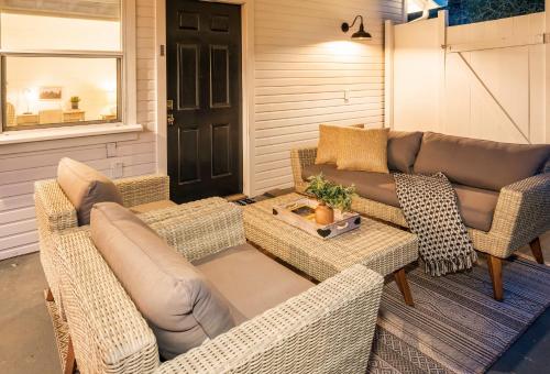 Yosemite Country House sleeps 20 w/ hot tub, firepit, bonus studio in Ahwahnee (CA)