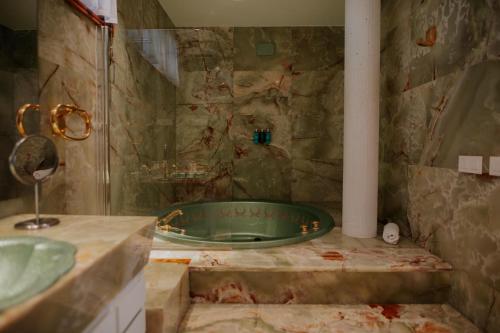 卫浴间, Hotel Boutique Hort de Nal in 埃尔切