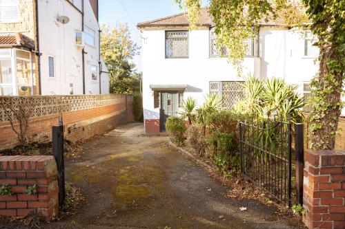 ทัศนียภาพ, 3bedrooms Stylish Home with Free Parking & Hot Tub in เวิร์ตลีย์